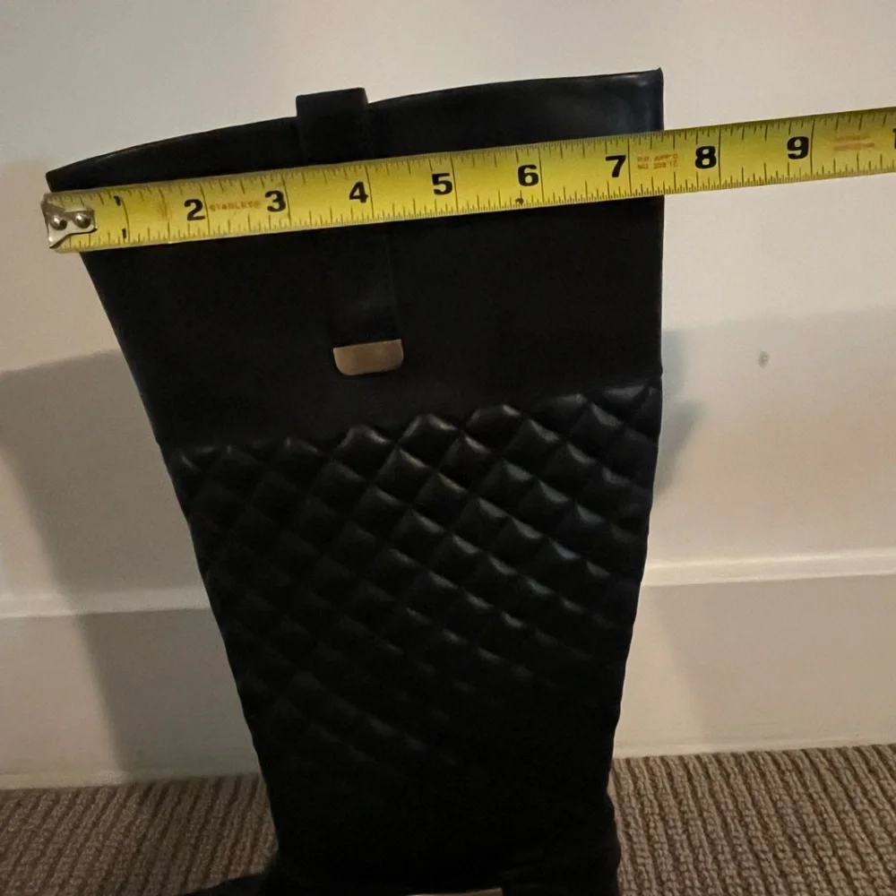 Adrienne Vittadini quilted boots size 8.5 in black